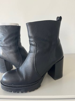 Botas negras con plataforma y tacón