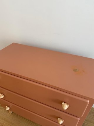 Cómoda infantil rosa con tiradores de oso