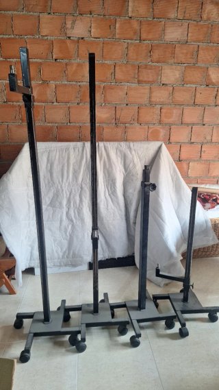 Soportes de hierro para focos/pantallas