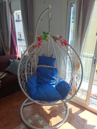 Silla Colgante Blanca con Cojines Azules.