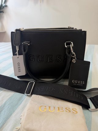 Borsa Guess nera con logo in rilievo