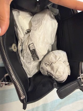 Borsa Guess nera con logo in rilievo