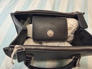 Borsa Guess nera con logo in rilievo