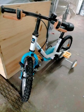 Bicicleta infantil con casco