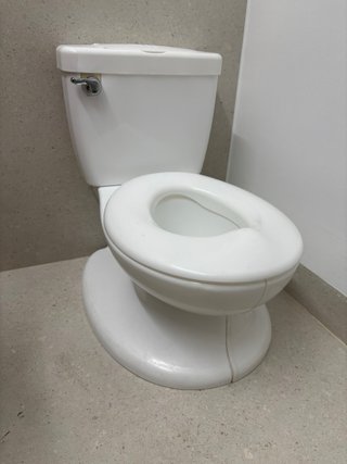 Orinal infantil avión y orinal blanco