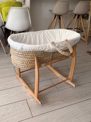 Moisés para bebé de mimbre con soporte