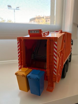 Camión de basura Scania naranja juguete
