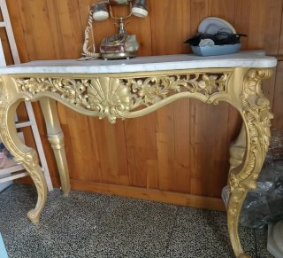 Mesa consola dorada mármol tallada