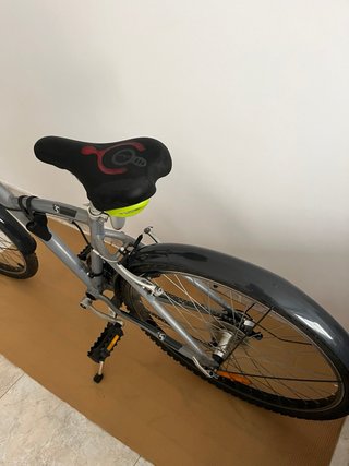 Bicicleta BTWIN gris con cesta
