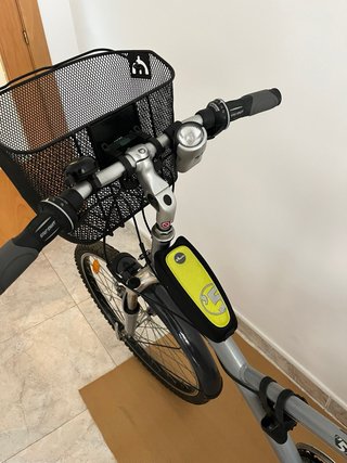 Bicicleta BTWIN gris con cesta