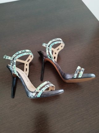 Sandalias de verano tacón alto de charol.