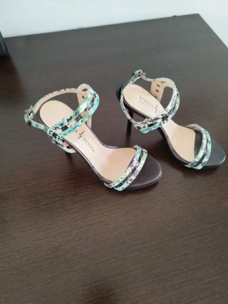 Sandalias de verano tacón alto de charol.