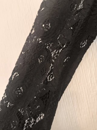 Vestido negro corto manga larga