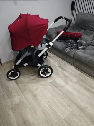 Cochecito Bugaboo Donkey 2 gris y rojo carmín