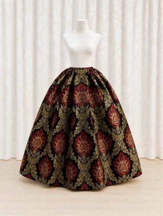 Falda fallera negra con flores rojas
