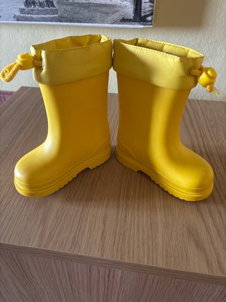Botas de agua amarillas, Igor, talla 23.
