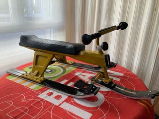 Trineo Vintage con Esquíes Metálicos