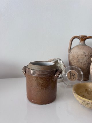 Olla antigua de cerámica francesa
