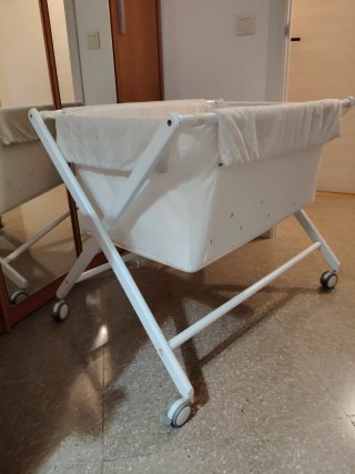 Minicuna bebé blanca con ruedas