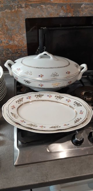 Vajilla Santa Clara porcelana floral dorada.