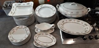 Vajilla Santa Clara porcelana floral dorada.