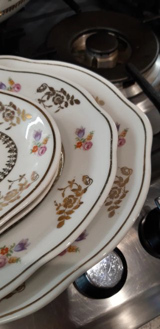 Vajilla Santa Clara porcelana floral dorada.