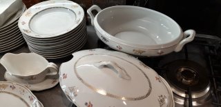 Vajilla Santa Clara porcelana floral dorada.