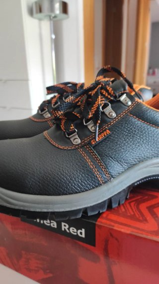 Zapatos de seguridad negros y naranjas