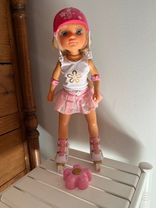 Nancy Patines con Casco y protecciones