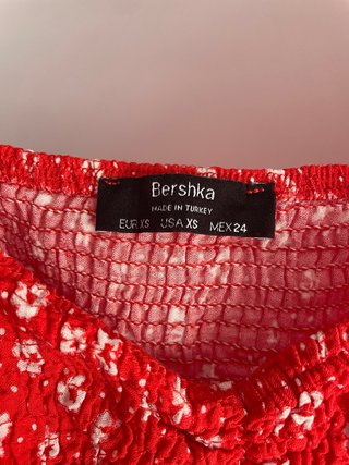 Top rojo floral Bershka manga abullonada talla XS
