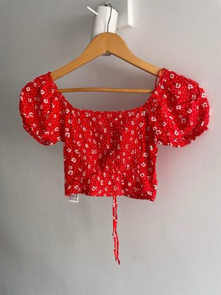Top rojo floral Bershka manga abullonada talla XS