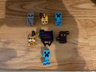 Cambio o vendo Figuras Minecraft Kinder Joy