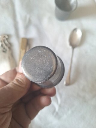 Lotteria di oggetti d'antiquariato: dadi, cucchiaio, lama