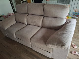 Sofá de tela beige