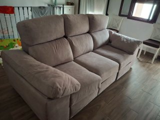 Sofá de tela beige