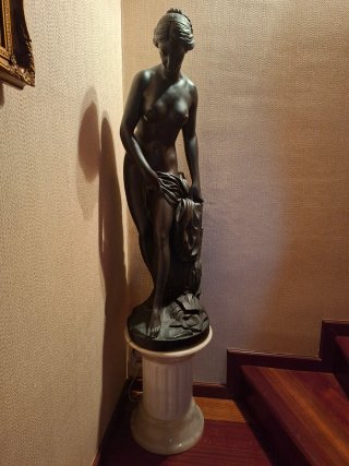 Figura de mujer con peana de mármol