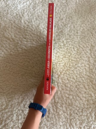 La pequeña oruga glotona juega al escondite con...