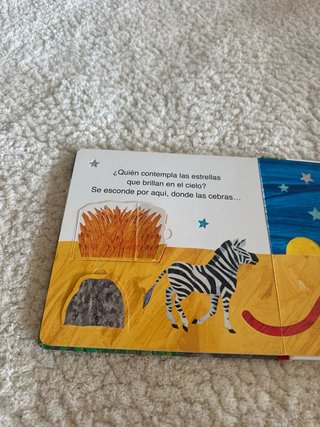 La pequeña oruga glotona juega al escondite con...