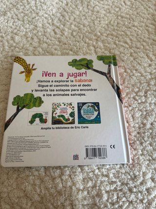 La pequeña oruga glotona juega al escondite con...