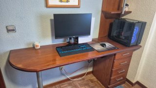 Escritorio y estanteria de madera.