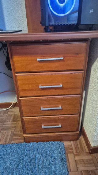 Escritorio y estanteria de madera.