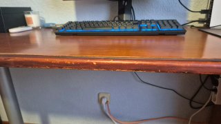 Escritorio y estanteria de madera.