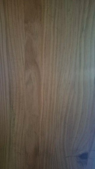 Escritorio y estanteria de madera.