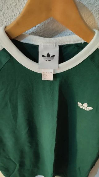 Camiseta Adidas Verde con Rayas Blancas