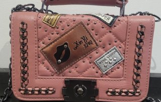 Bolso rosa con parches y cadena