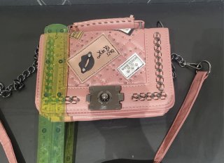 Bolso rosa con parches y cadena