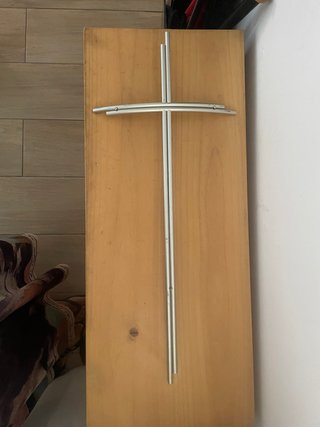 Crucifijo metálico plateado