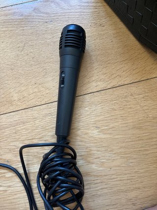 Karaoke auna negro con micrófono
