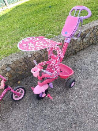 Bicicleta de equilibrio y triciclo rosa