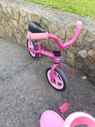Bicicleta de equilibrio y triciclo rosa